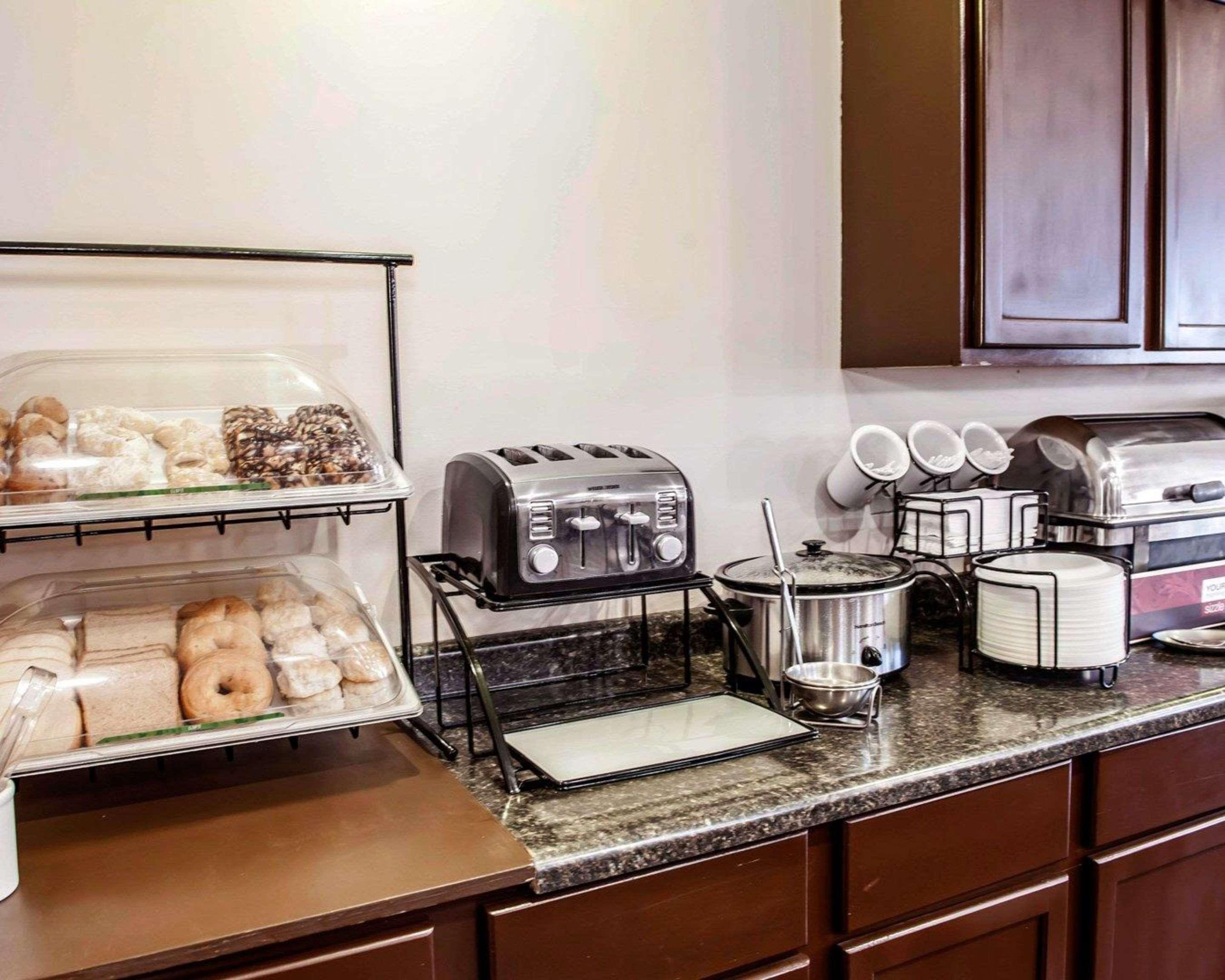 Baymont By Wyndham Richmond I-70 Hotel Bagian luar foto